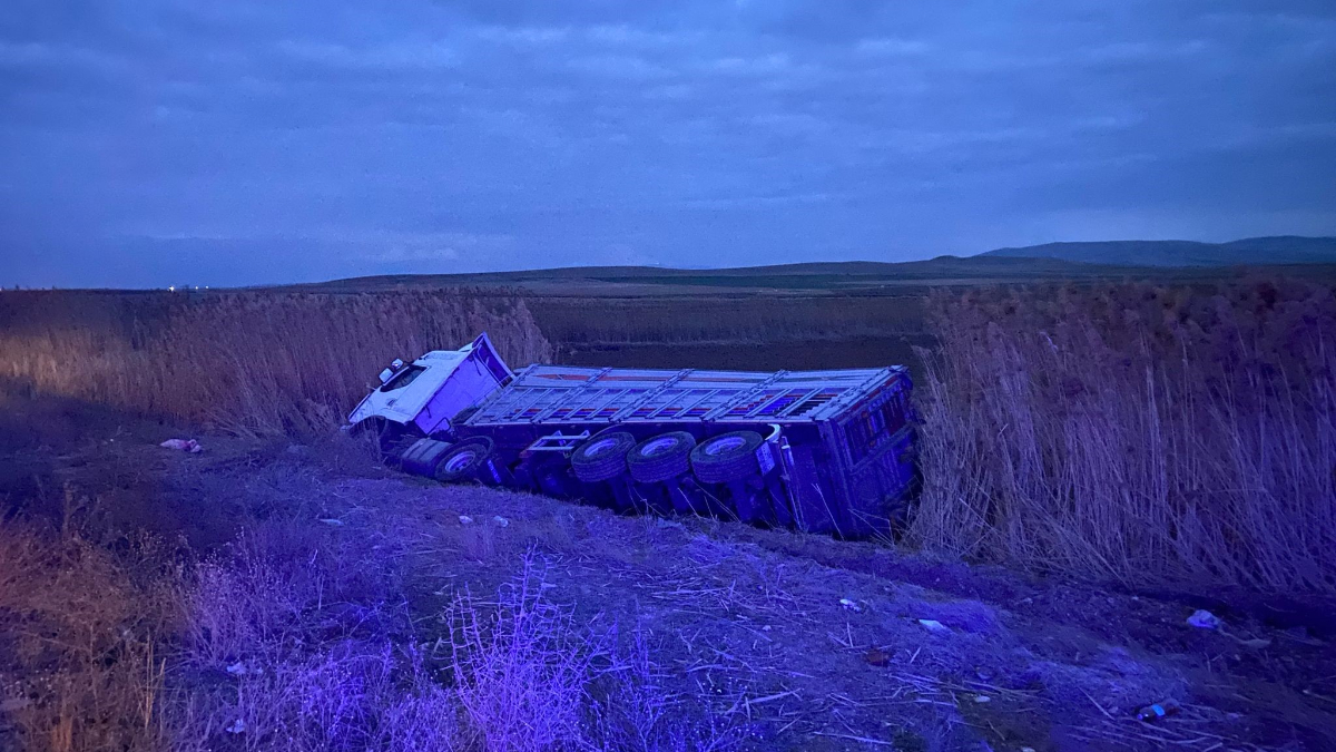 Konya'da kontrolden çıkan kamyon şarampole devrildi: 1 ölü