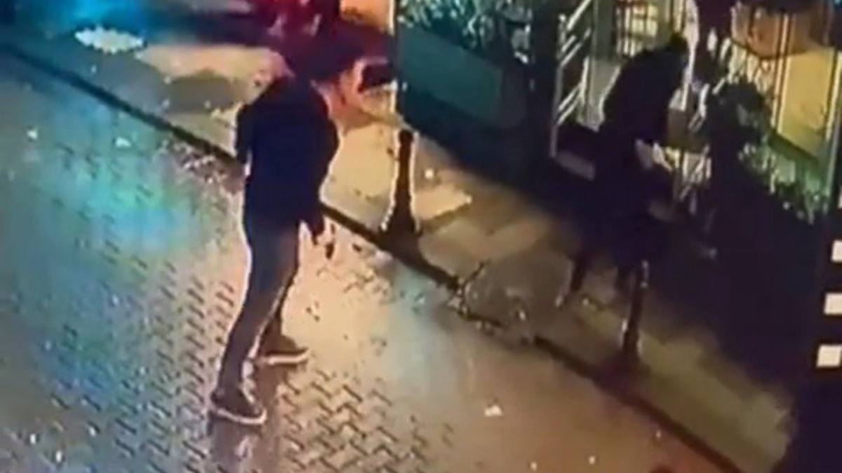 Kadıköy'de aracına yaslandığı için uyardı: Çıkan kavgada silahla rastgele ateş etti