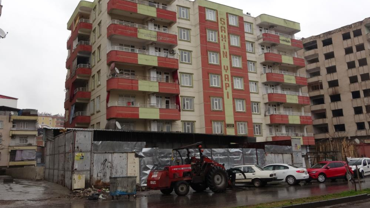 Diyarbakır'da apartman sakinleri, evlerine kaçak dükkan içinden giriyor