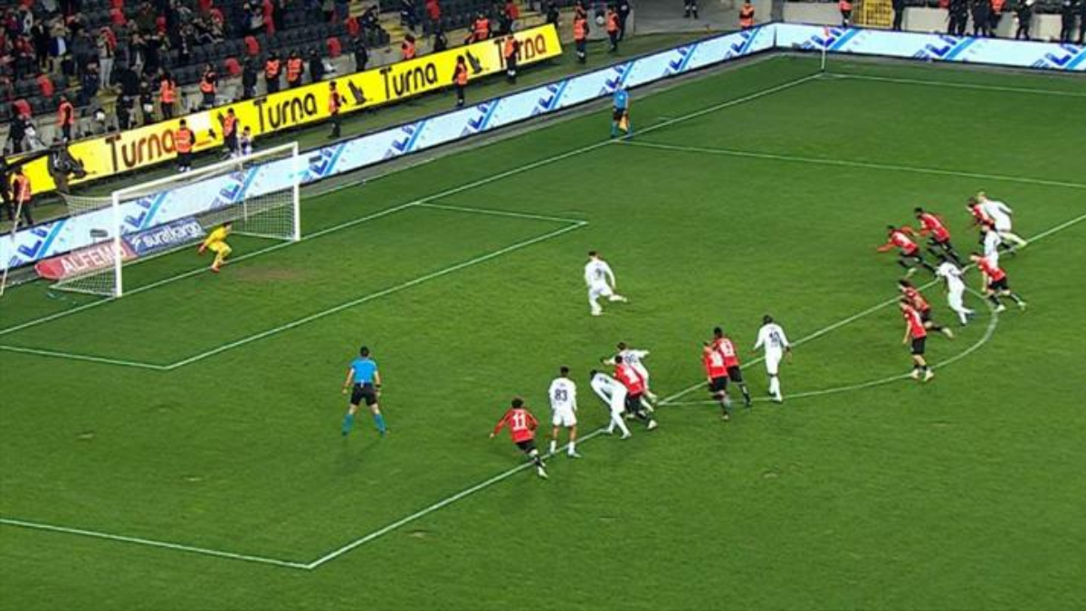 Beşiktaş, Cenk Tosun ile penaltıdan yararlanamadı