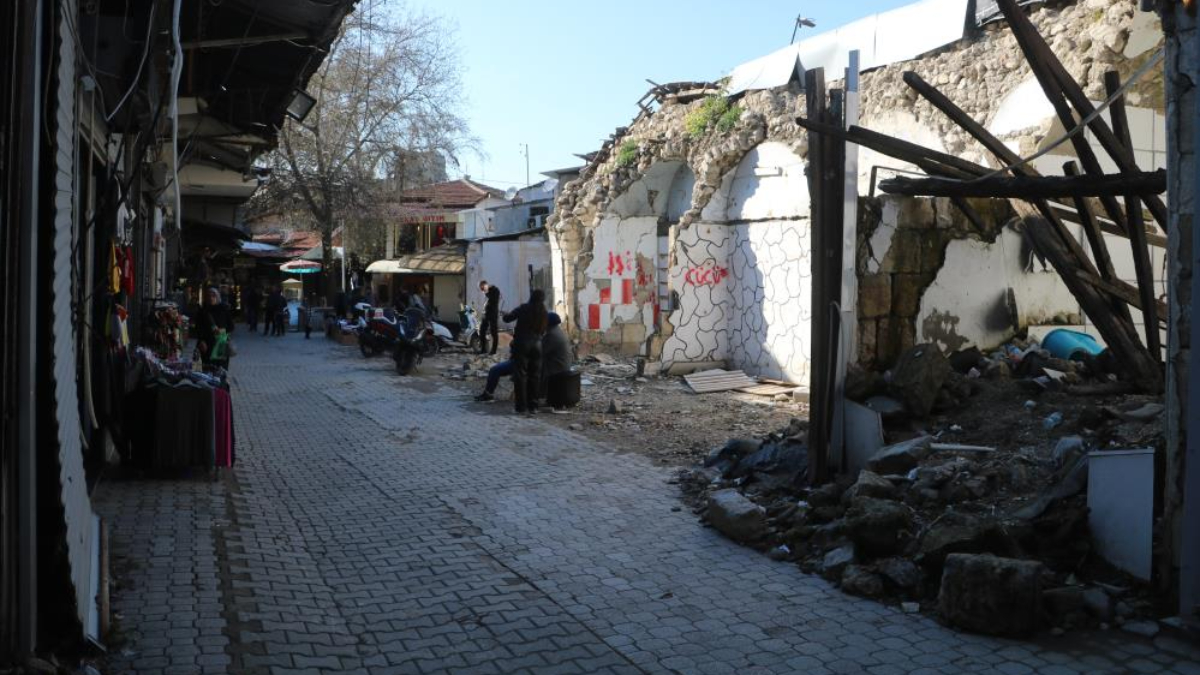 Hatay'da depremin vurduğu çarşıda Ramazan buruk geçiyor...
