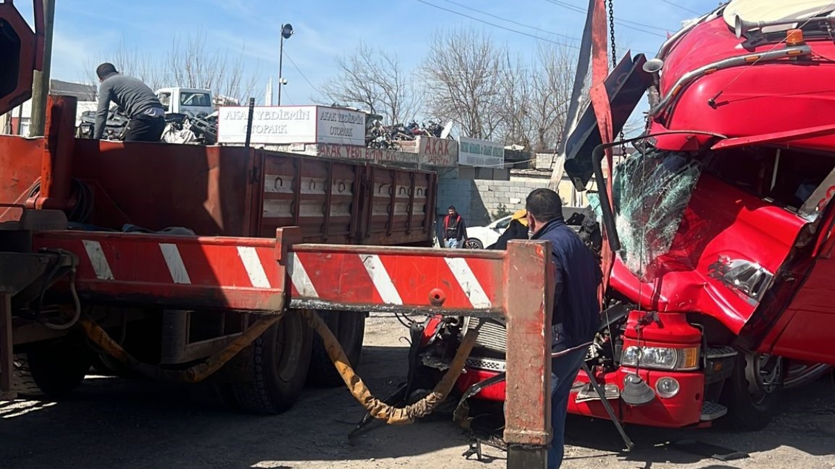 Diyarbakır'da otostop çektiği tır kaza yaptı: Hayatını kaybetti