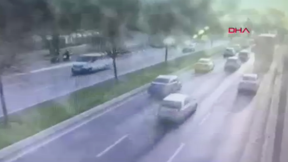 İstanbul'da 4 kişinin öldüğü kazada tırın aracın üzerine düşme anı