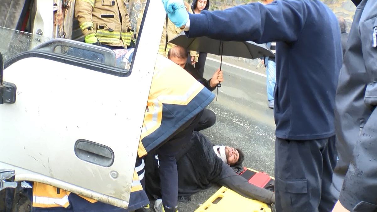 İstanbul'da yağmur nedeniyle kayganlaşan yolda kaza: Vatandaş isyan etti