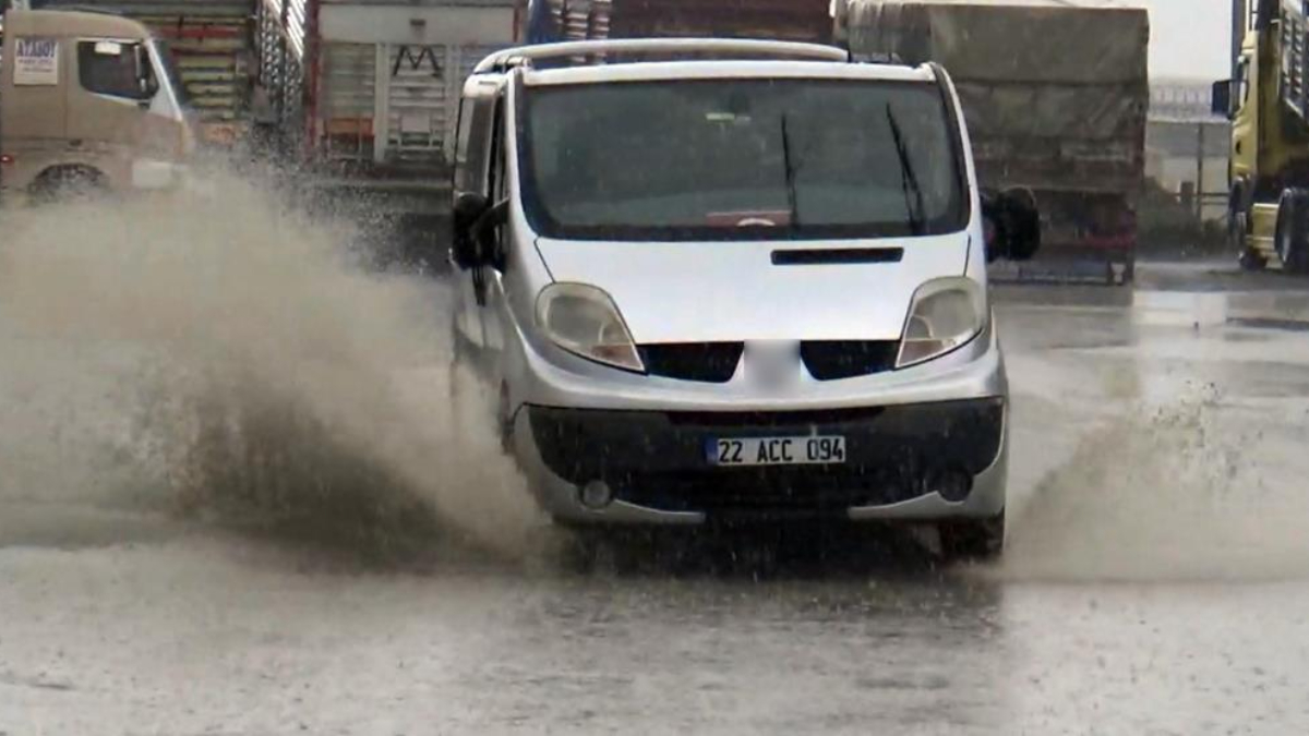 Edirne'de sağanak yağış sonrası araçlar ilerlemekte zorlandı