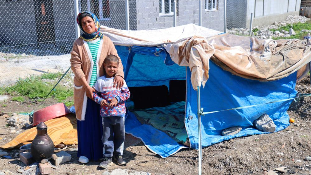 İzmir'de uyuşturucu müptelası kocası tarafından darbedildi, sokağa atıldı...
