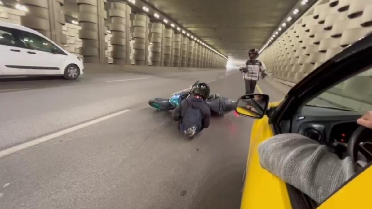 İzmir'de tek teker üzerinde giden motosiklet kaza yaptı