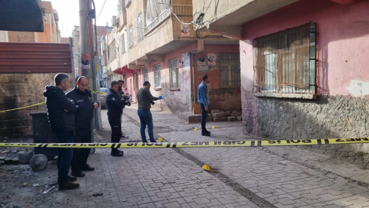 Diyarbakır'da silahlı kavga! Akrabalarının arasında kalan kadın öldü