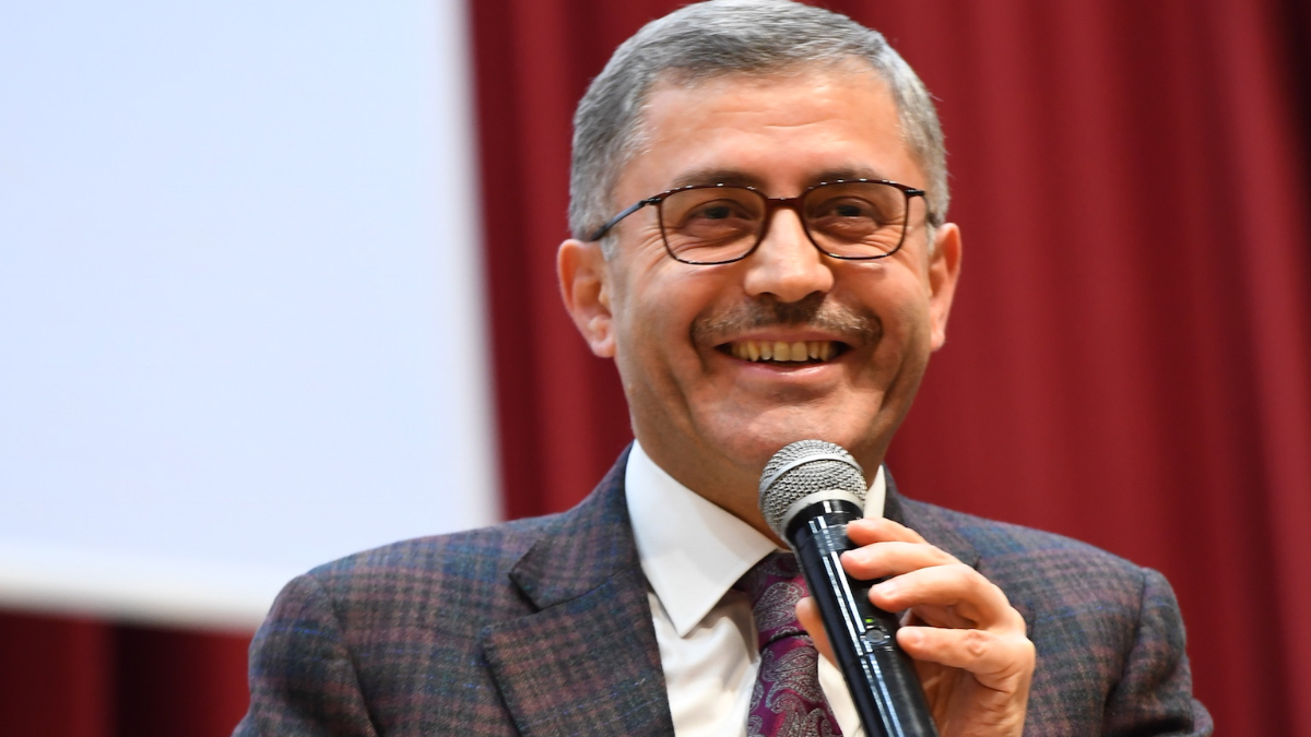 Hilmi Türkmen mutfağa girdi, gençler için sahurda menemen yaptı