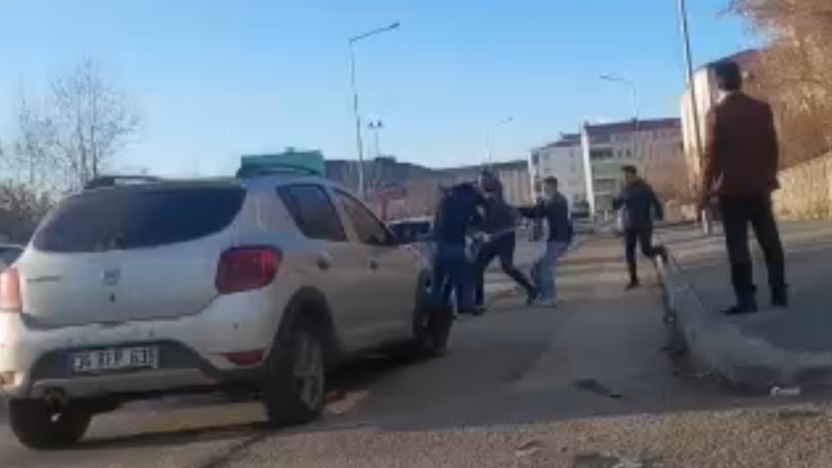 Erzurum'da ehliyetsiz oğlu kaza yapan baba, kazaya karışan sürücüye saldırdı
