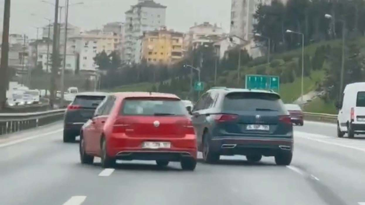 İstanbul'da ilginç anlar! İki sürücünün yol verme inatlaşması