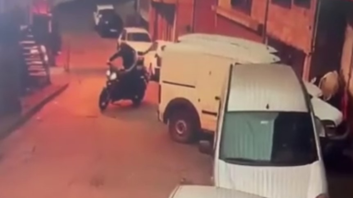 Kağıthane'de motosikleti gündüz vakti çevredekilere aldırmadan çaldı