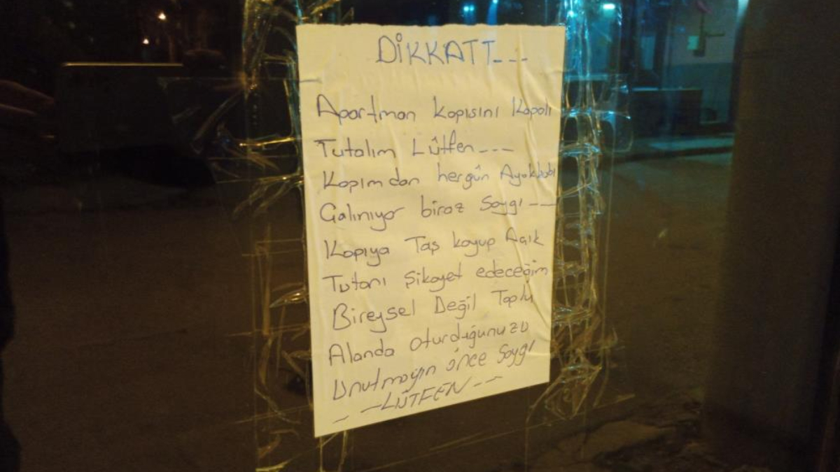 Eskişehir’de sürekli ayakkabıları çalınan apartman sakinleri, 'kapıyı kapatın' notu astı