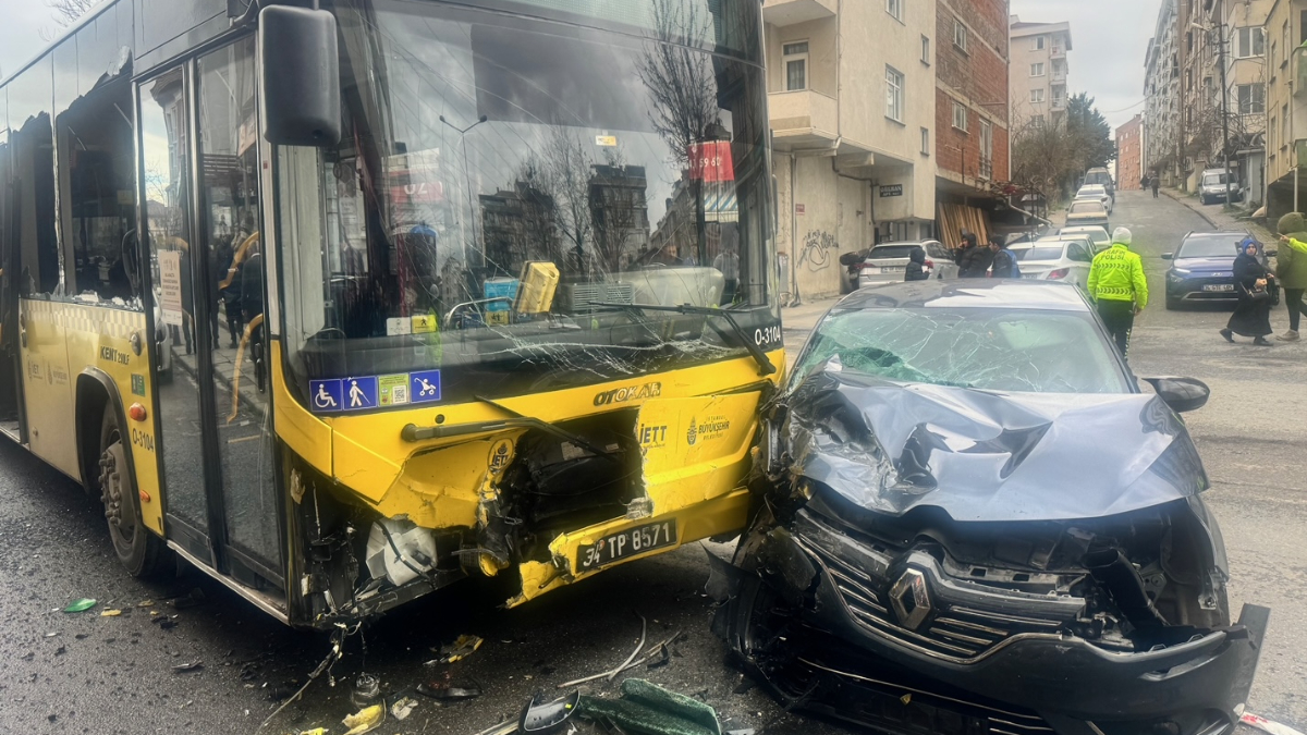 İstanbul'da İETT otobüsü ile çarpışan araçta 3 kişi yaralandı