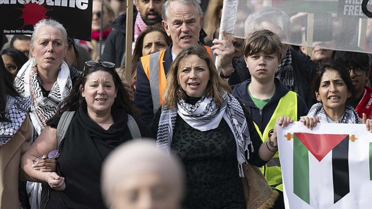 Şarkıcı Charlotte Church: Gazze'yi destekliyorum diye ailemi tehdit ediyorlar