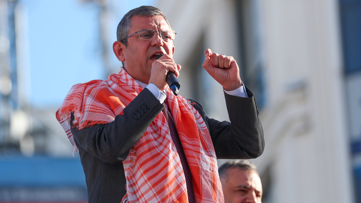 CHP'nin Torbalı mitingi az katılım nedeniyle fiyaskoya döndü