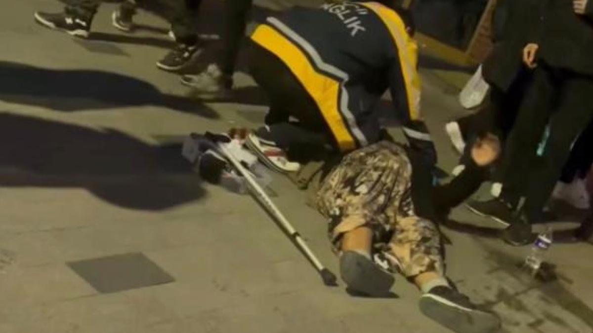 İstanbul'da koltuk değnekli yaşlı kadını ittirerek yere düşürdü