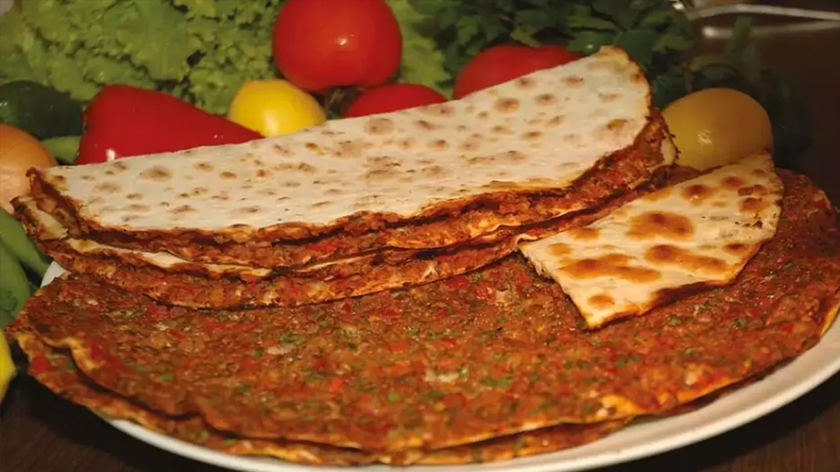 Somer Şef’in sırrı: Lahmacun hamuruna 1 kaşık ekleyin, hazır yemeye son verin