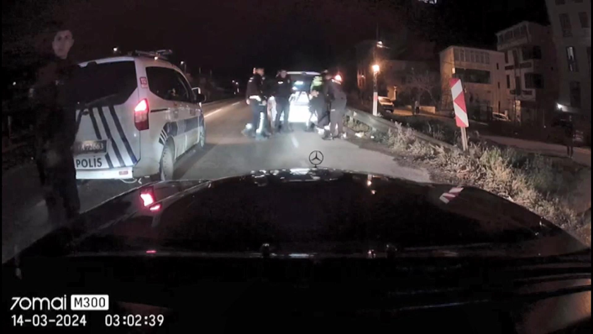 İstanbul'da dur ihtarına uymadı: Aracından 12 kaçak göçmen çıktı