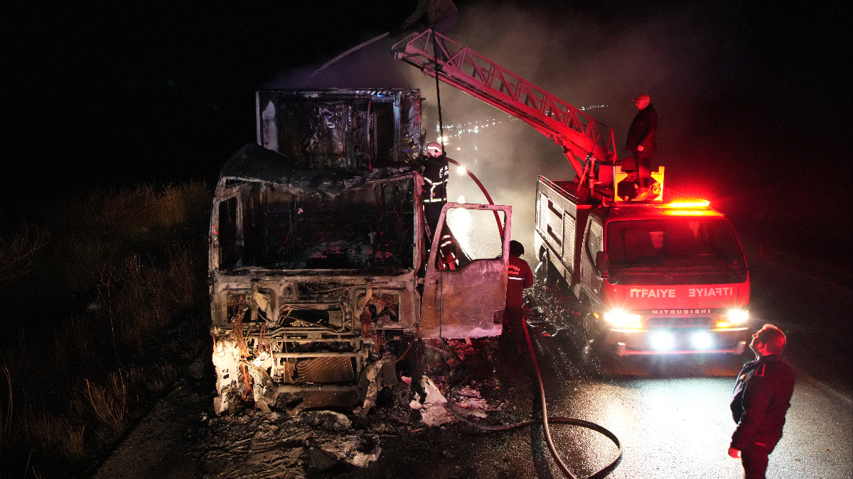 Edirne’de domates yüklü tır yanarak hurdaya döndü
