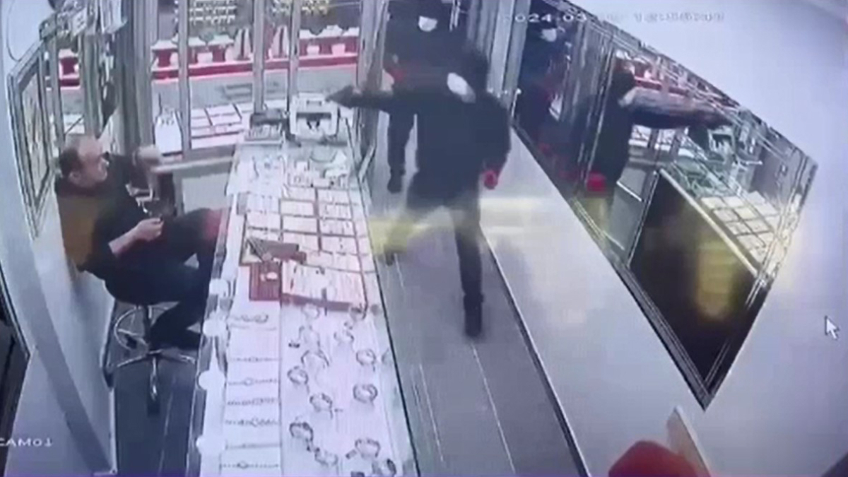 İstanbul'da kuyumcuda korku dolu anlar! Kıskıvrak yakalandılar...