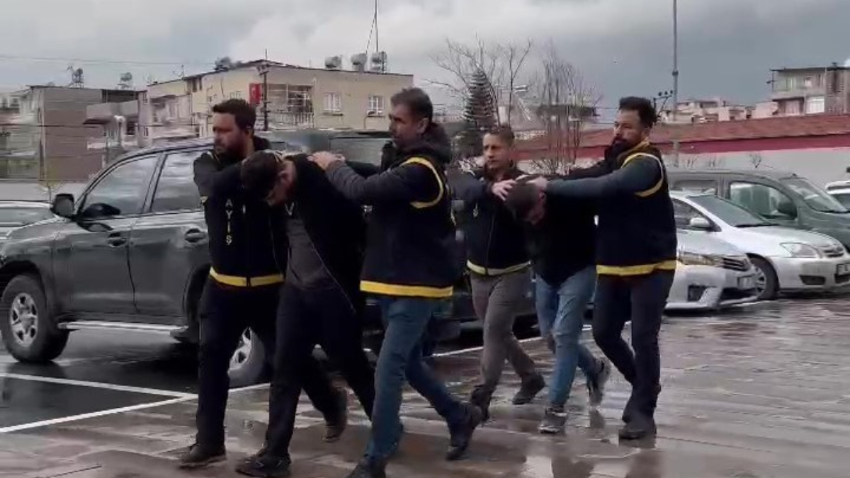 Adana'da silahla rehin alıp mobil uygulama üzerinden 200 bin TL gasbettiler