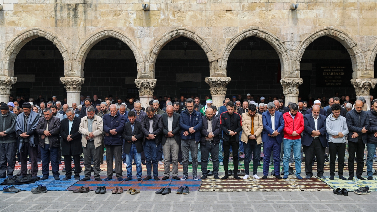 Ramazan ayının ilk cumasında camiler doldu taştı
