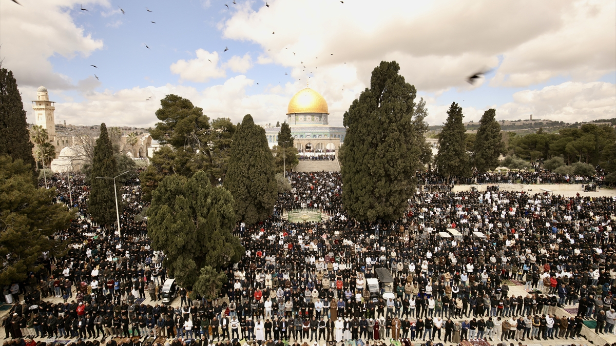 Gazze'de 80 bin kişi Ramazan ayının ilk cuma namazını Mescid-i Aksa'da kıldı