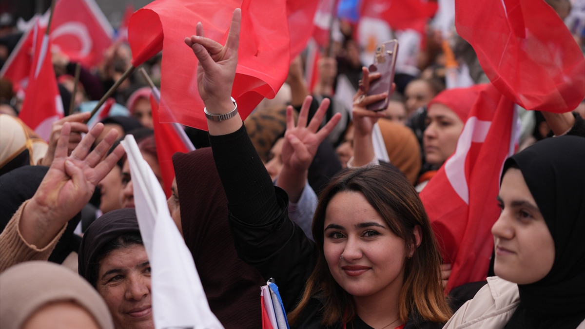 Hakkari'de vatandaşlar Cumhurbaşkanı Erdoğan'ı coşkuyla karşıladı