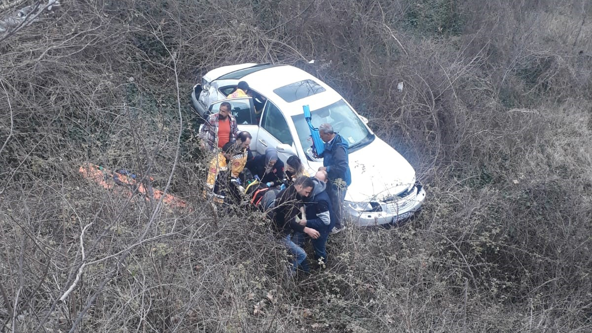 Tokat'ta otomobil tarlaya uçtu: 3 yaralı