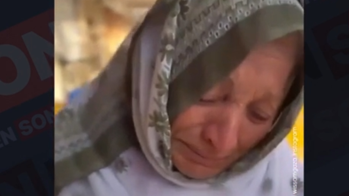 Gazzeli yaşlı kadın, torunları aç kalmasın diye ot pişirdi