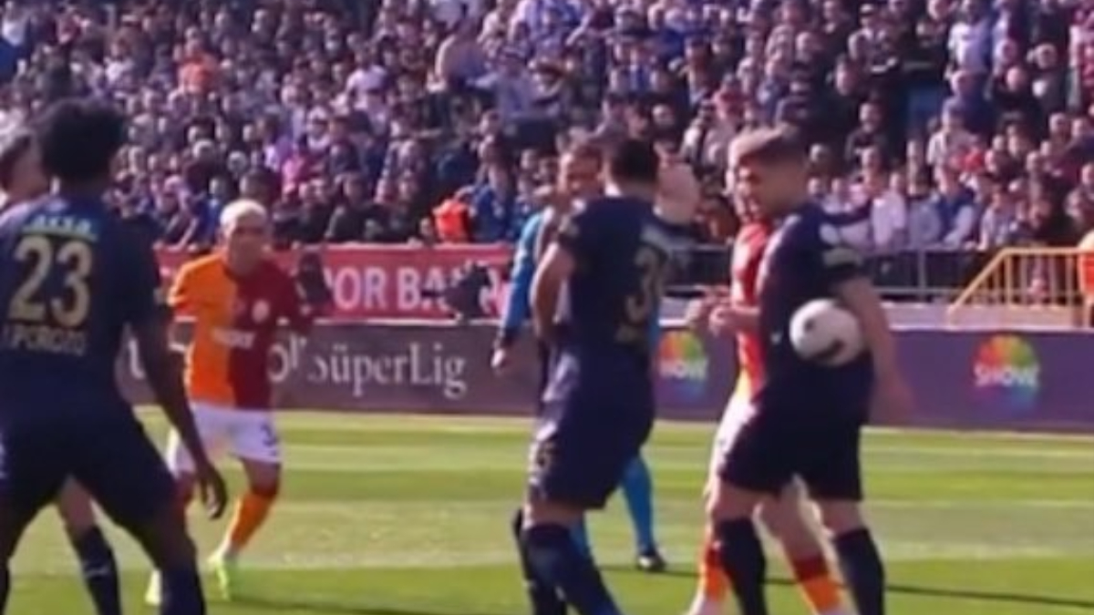 Galatasaray'dan Kasımpaşa maçında penaltı itirazı! Oyun devam etti