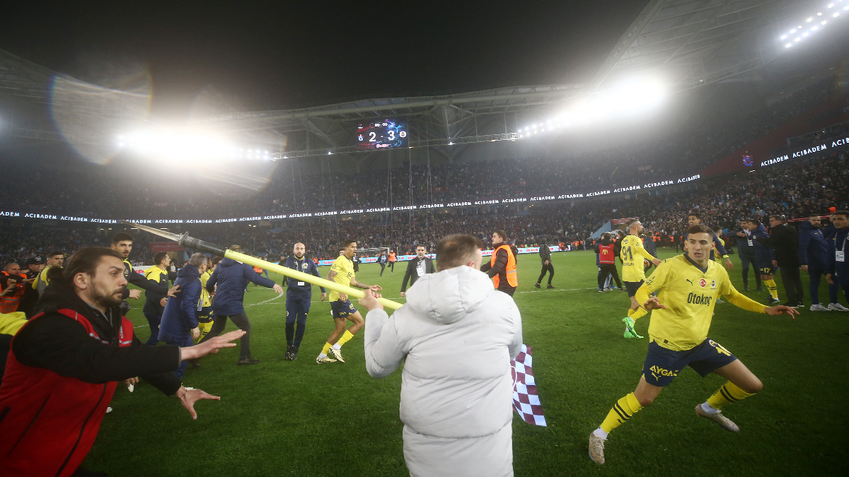 Mert Müldür'e Trabzonspor taraftarından korner direkli saldırı