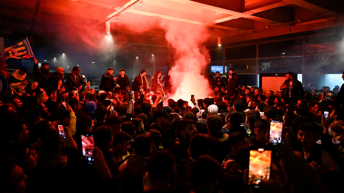 İstanbul'a dönen Fenerbahçe'yi binlerce taraftar karşıladı