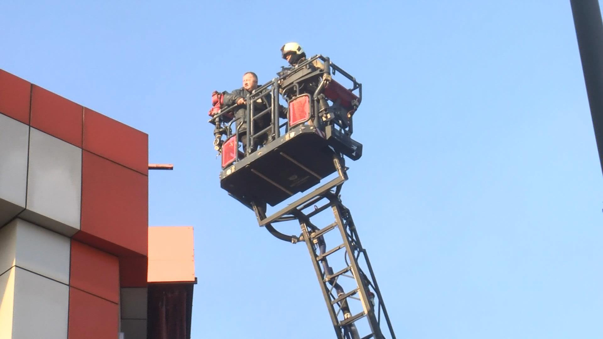 İstanbul'da ham madde deposunda alevler yükseldi: Mahsur kalanlar var