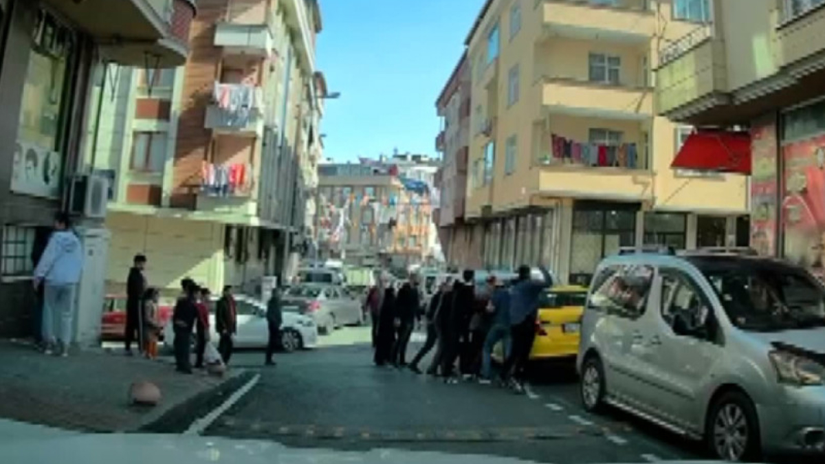 İstanbul'da yol verme tartışması! Sürücünün taksiye saldırdığı anlar