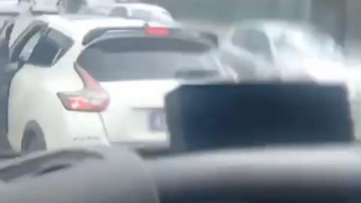 İstanbul'da okul servisinin önünü kesmeye çalıştı: Arabada çocuk var...