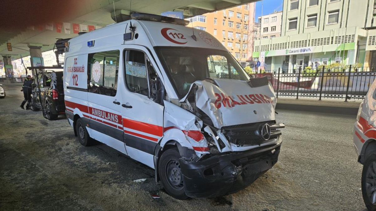 Mecidiyeköy'de hatalı dönüş yapan minibüsle ambulans çarpıştı