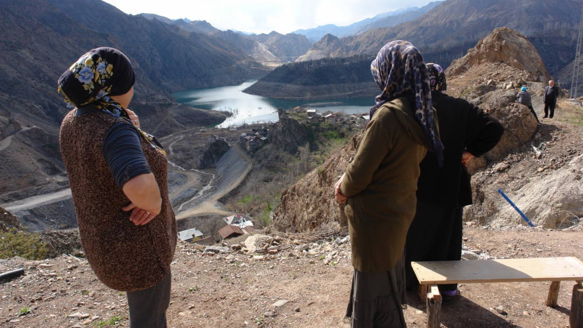 Yusufeli Barajı'ndaki su çekilince, batık köyler yeniden göründü: İzlemeye geldiler