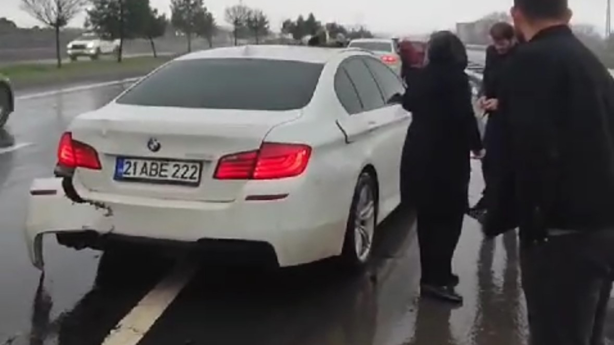 Diyarbakır'da kontrolden çıkan otomobil bariyerlere çarptı: 2 yaralı