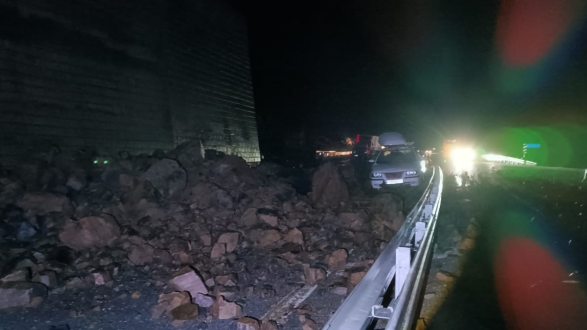 Bitlis'te heyelan paniği: Yol ulaşıma kapandı