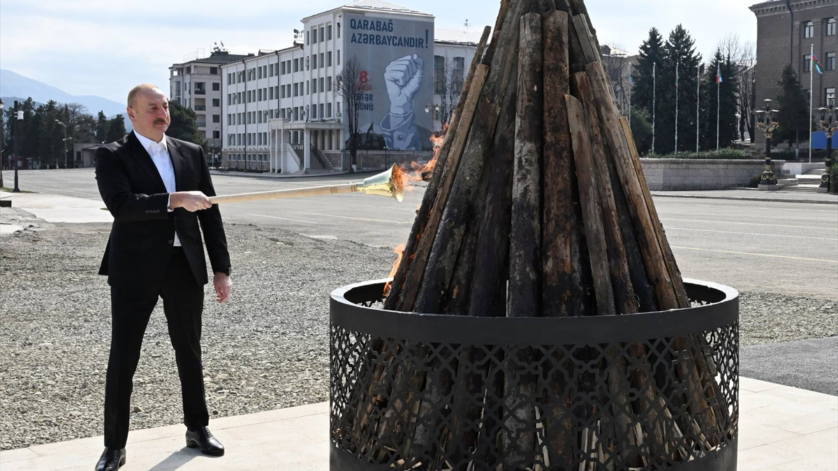 Azerbaycan Cumhurbaşkanı İlham Aliyev, nevruz ateşini Hankendi’de yaktı