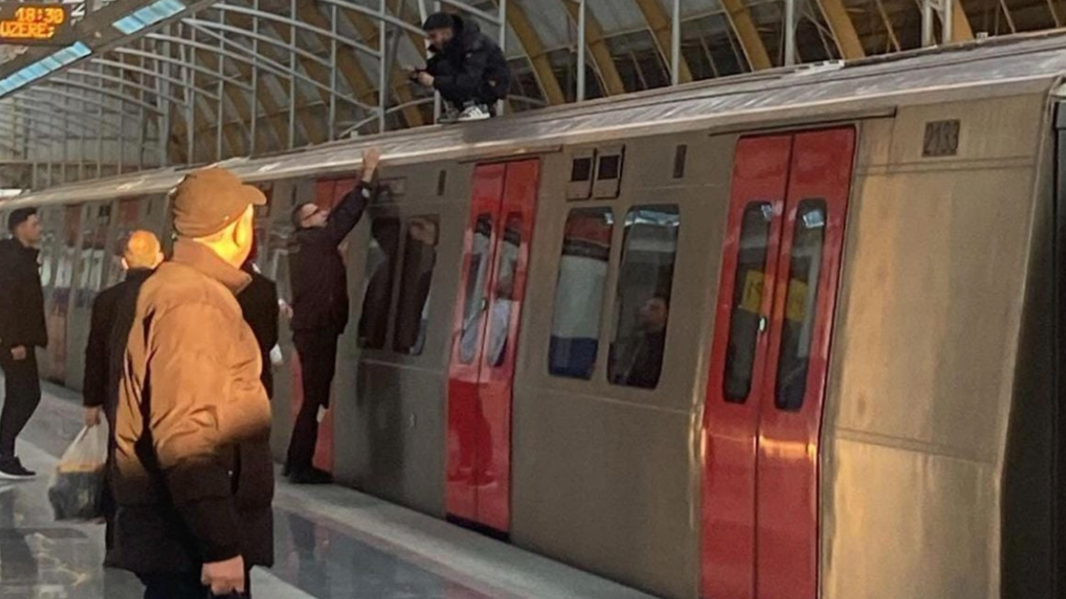 Ankara'da 17 yaşındaki genç metronun üzerine çıktı, seferler durdu