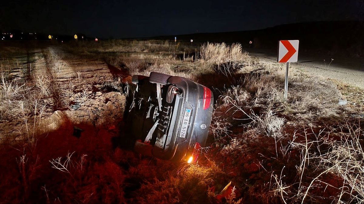 Çorum'da otomobil devrildi: 3 kişi yaralandı