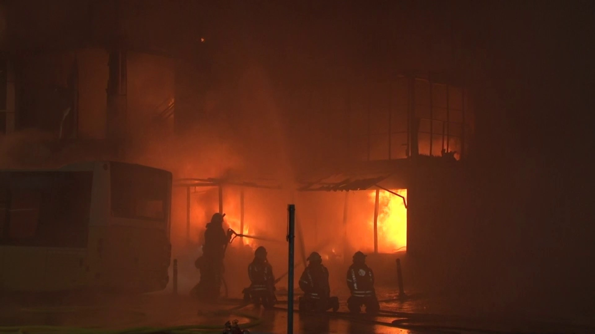 İstanbul'da lastik tamirhanesi alev alev yandı