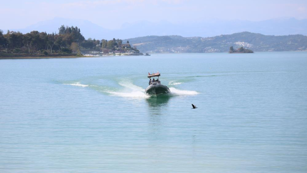 Adana'da deniz bisikletiyle gölde mahsur kalan gençler kurtarıldı