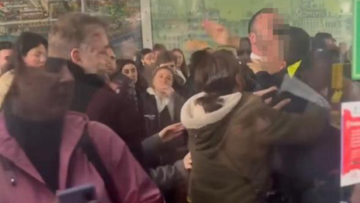 İstanbul'da dolu metrobüs kavgaya yol açtı: Senin yüzünden binemedim