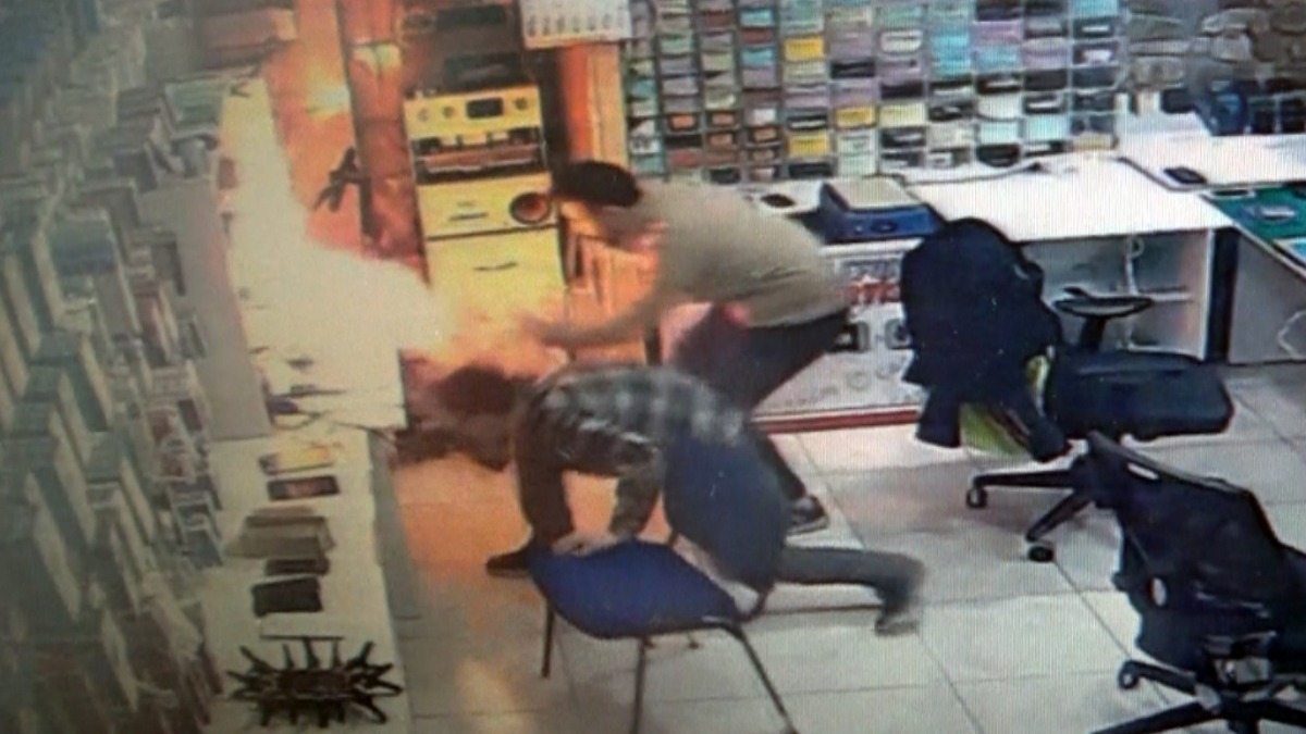 Aksaray'da tehlike anı: Tamire gelen tablet bomba gibi patladı