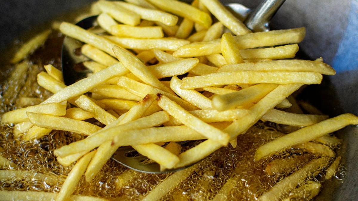 Ne çiğ kalacak, ne de yağ çekecek! Patatesleri böyle kızartın…