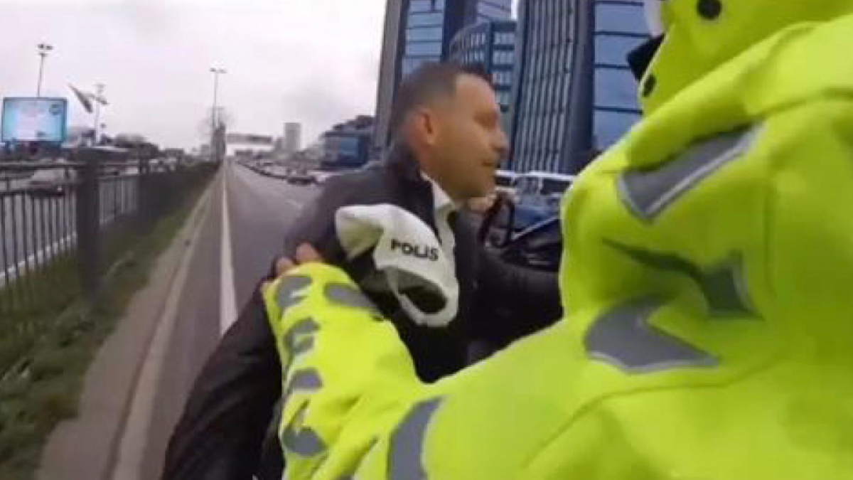 İstanbul'da trafikte 'korna çaldın' tartışması: Emniyettenim deyip saldırdı